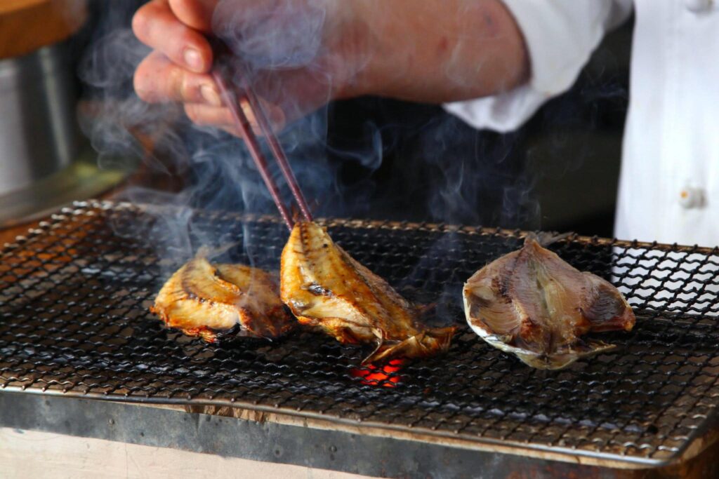 オープンキッチンで焼き上げる干物 ※朝食イメージ