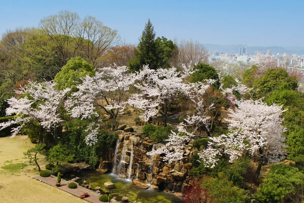 岡山国際ホテル 春の中庭の様子