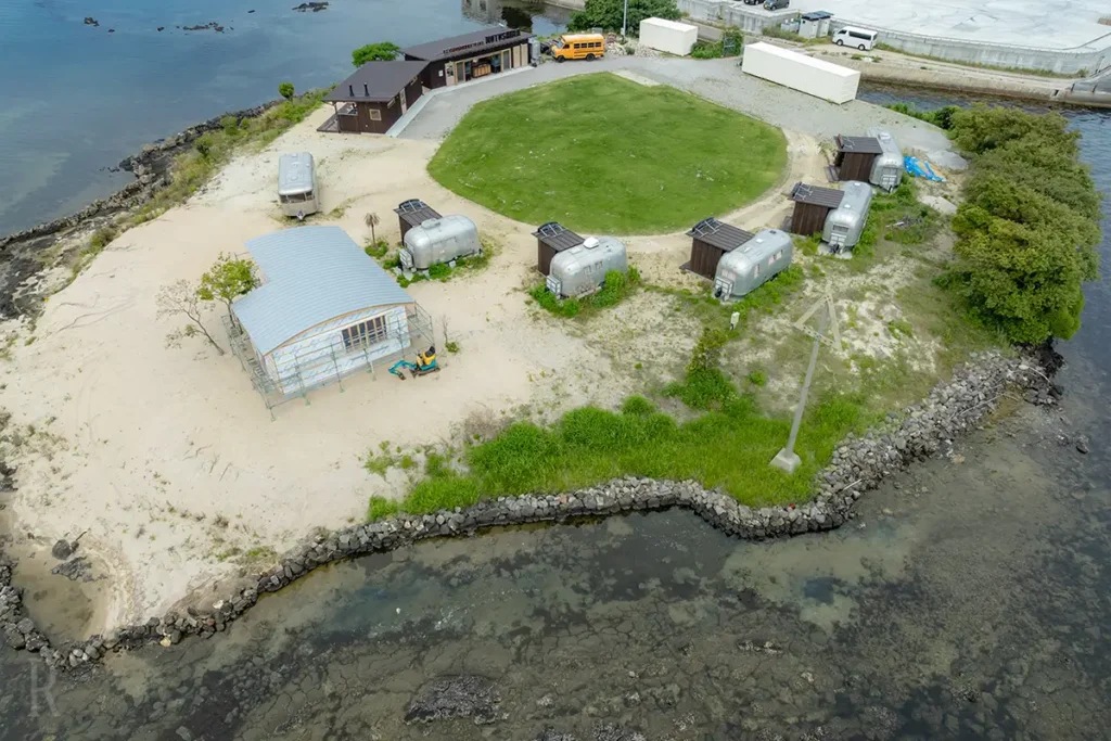 海に浮かぶ小さな島で、非日常のひとときを