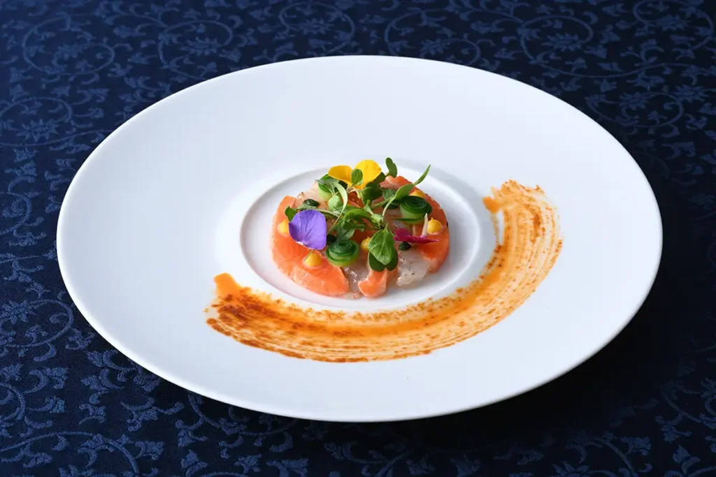 広島サーモンとくれぇ海老の山から注がれる川のイメージ 甲殻類のヴィネグレットで宮島に沈む夕日を（イメージ）