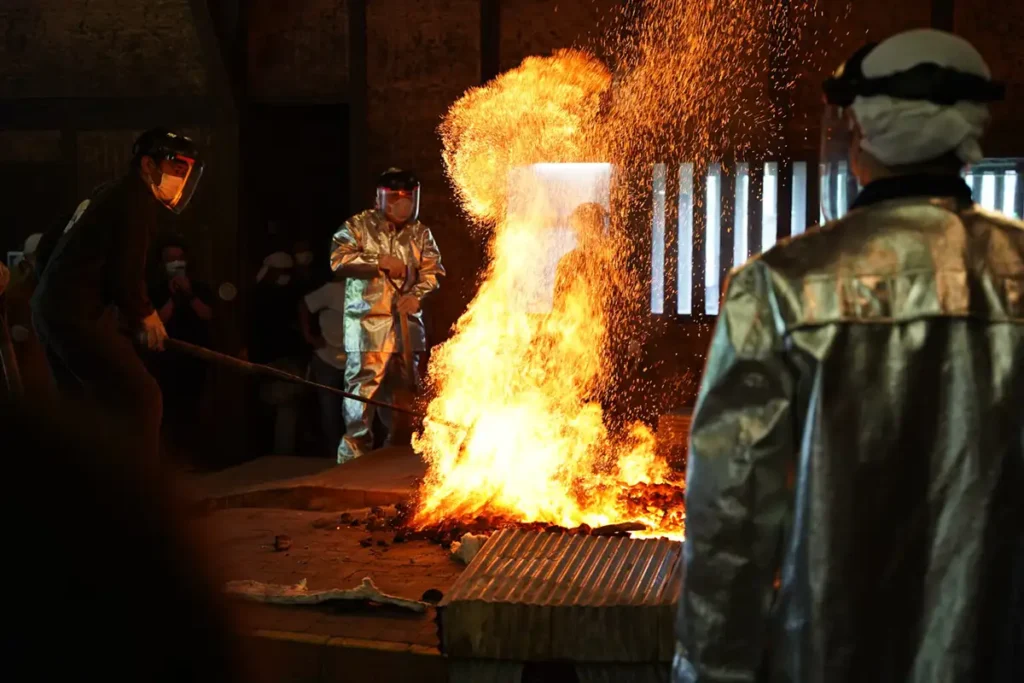 『田部家のたたら吹き』の様子