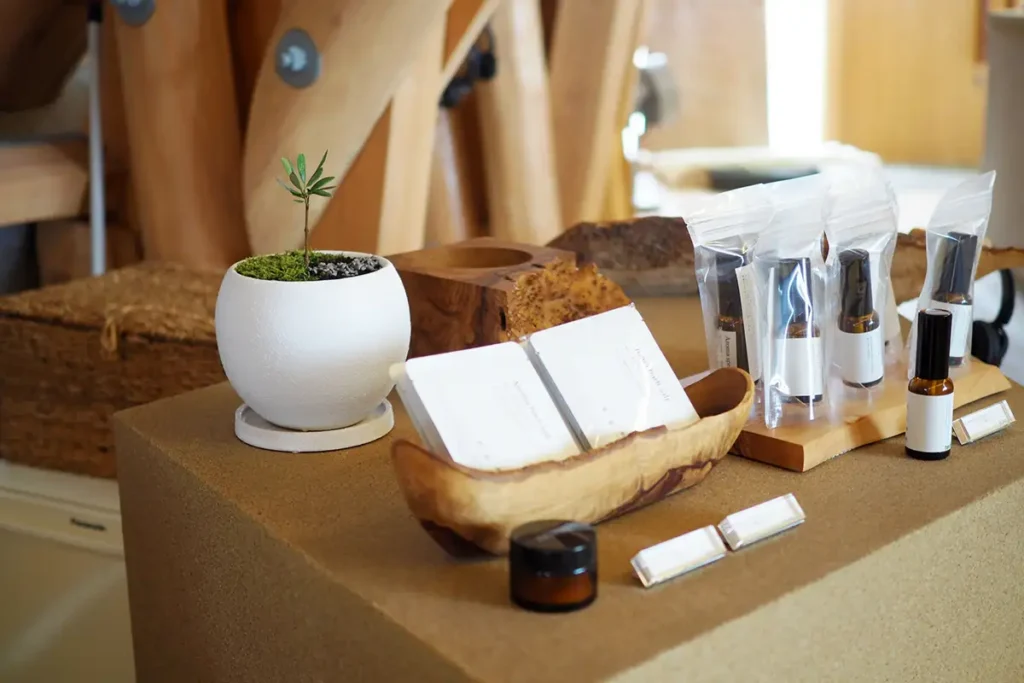 アロマオイルなどルームフレグランスも販売