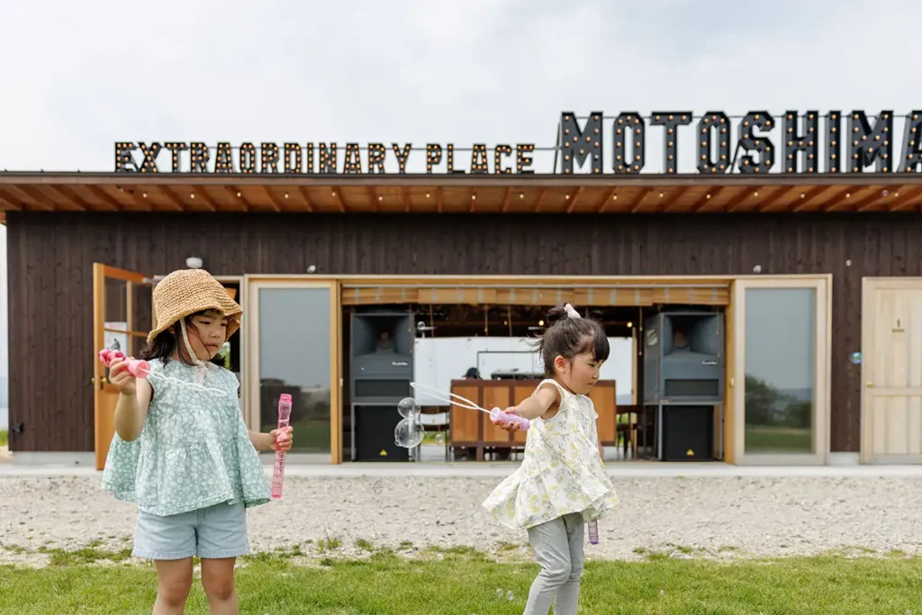 自然に囲まれた島で子どもたちものびのび