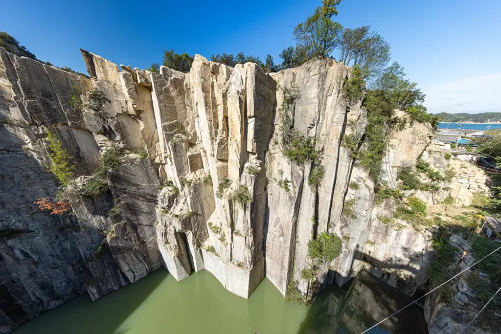 石切の渓谷展望台　現役の採石場を見下ろす、迫力満点の絶景スポット。普段は見られない石落としも実施予定！