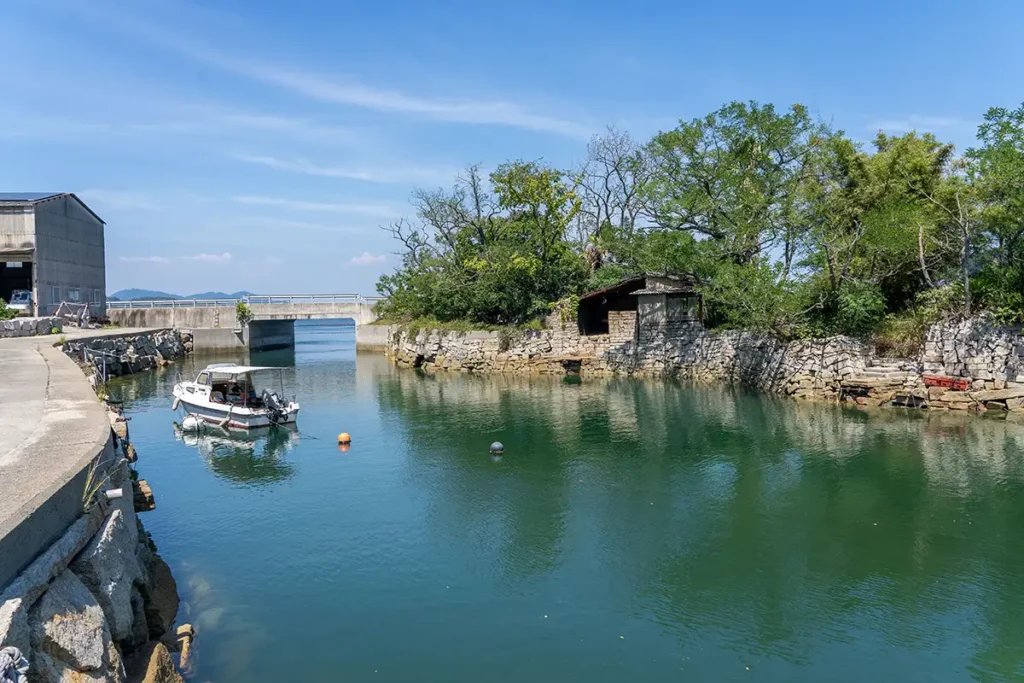 北木のヴェニス　石積みの護岸と海が美しい、北木島ならではの港風景