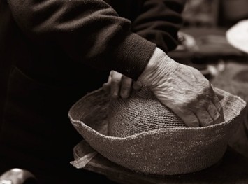 麦わら帽子の製造風景