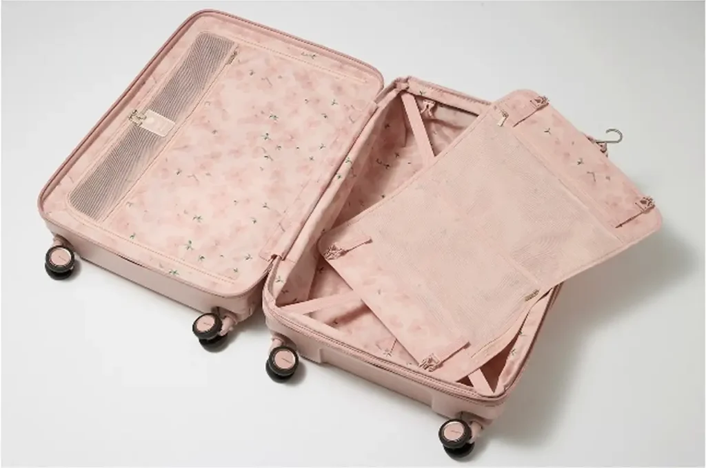 チェリーブロッサムのプリントがほどこされた収納しやすい内装設計