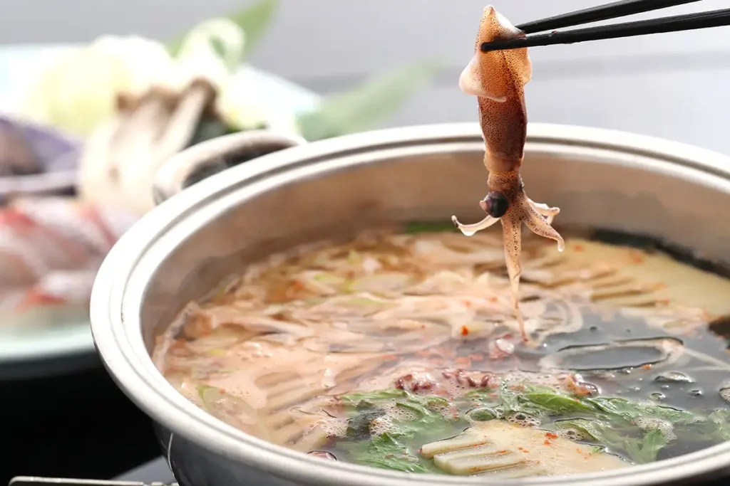 ホタルイカの梅しゃぶ鍋。さっと湯にくぐらせて味わう春の一品