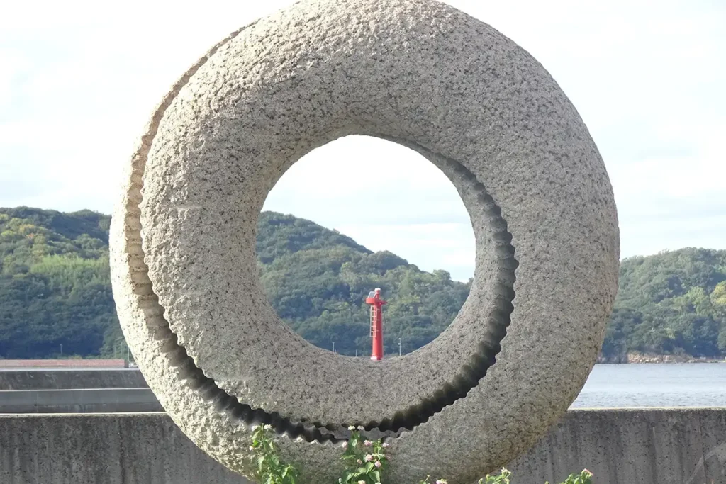 メビウスの輪　石の島・北木島を象徴する石彫モニュメント