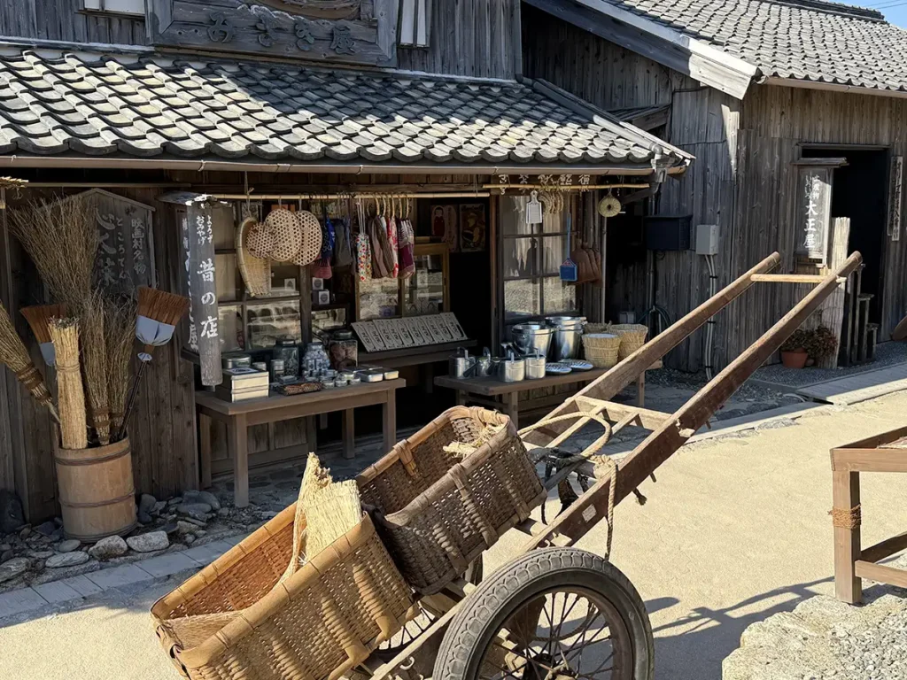 昔懐かしい雑貨店や大八車に乾物屋が軒を並べる村の通り