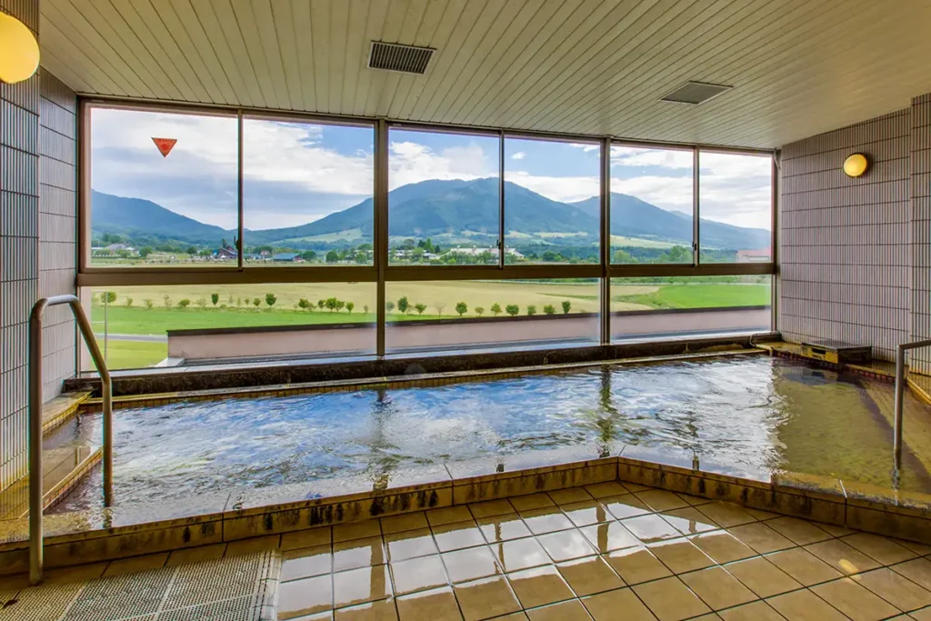 蒜山三座を一望できる天然ラドン温泉本館展望大浴場「高原の湯」