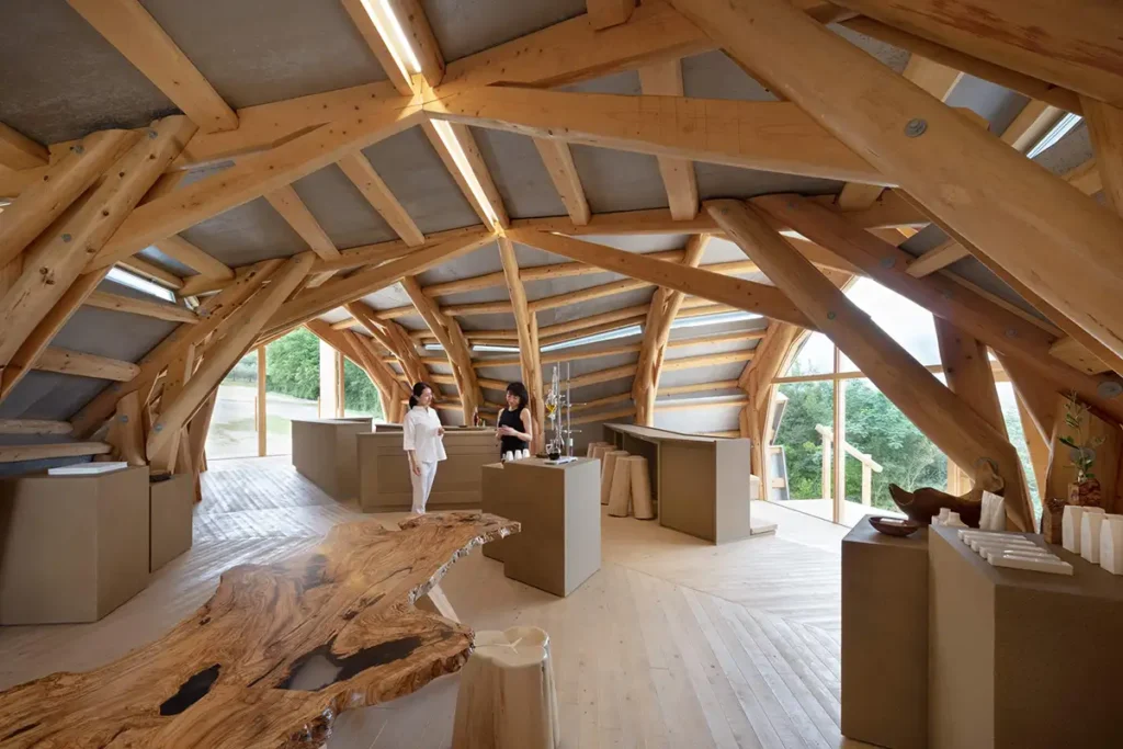 小豆島産の木材を巧みに利用した空間