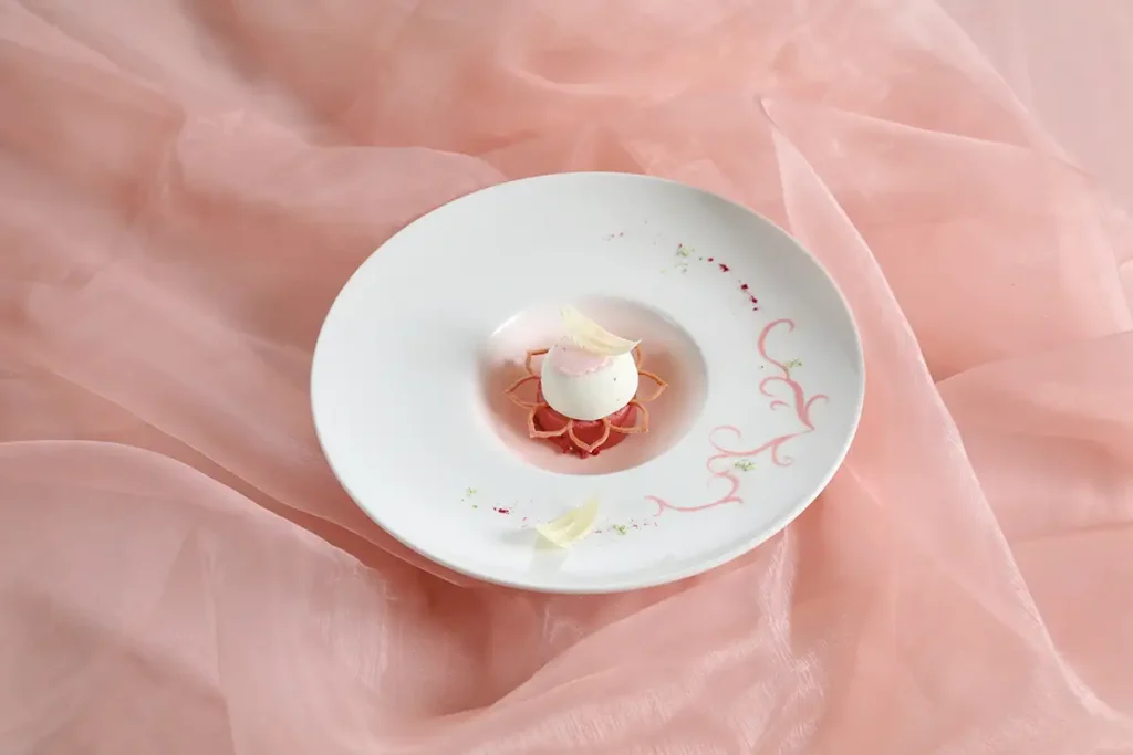 3月のデザート「フレーズとシトロンヴェールのムースグラッセ」