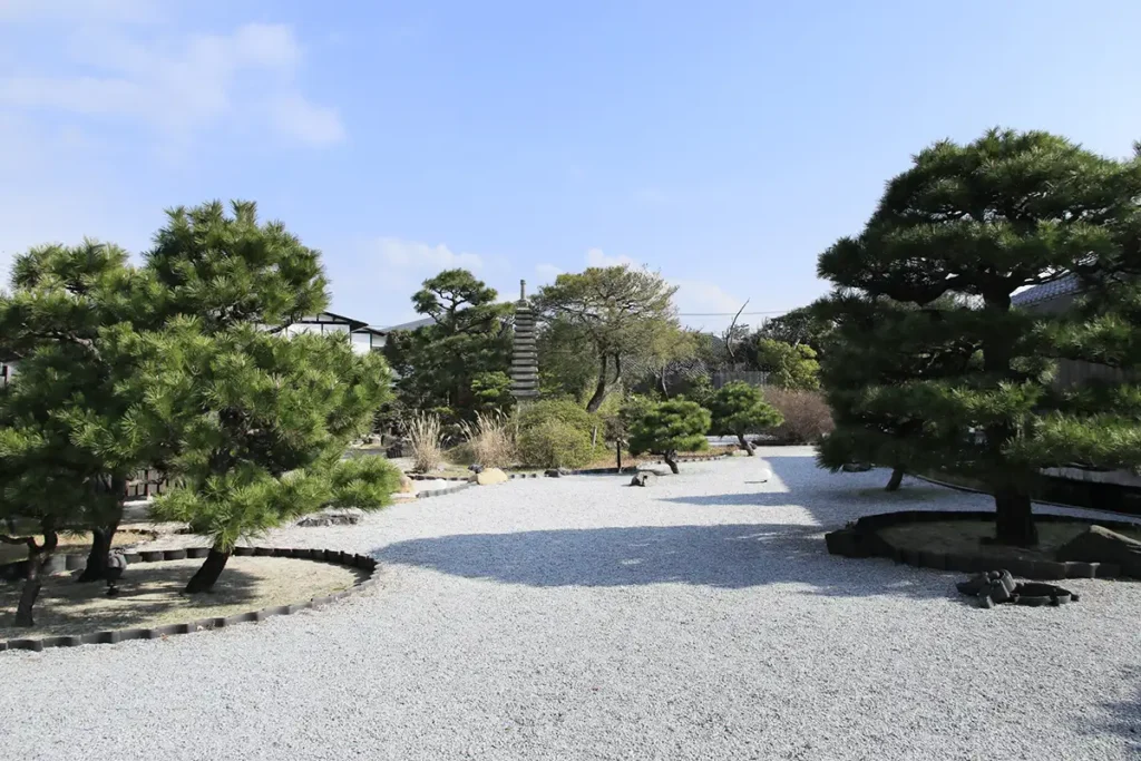 約2,000平米の面積を誇る日本庭園
