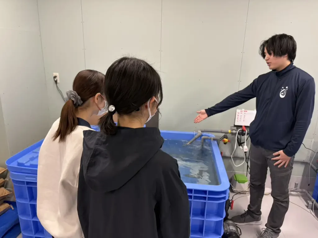 人工海水づくりを説明する様子