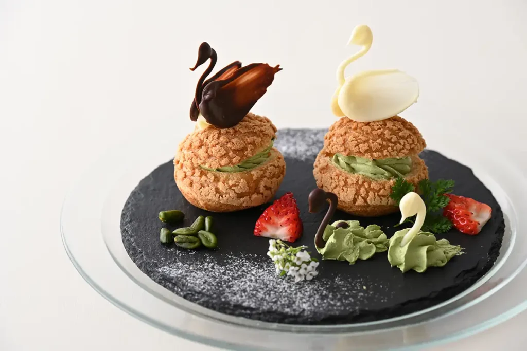 ライブデザート「いちごとピスタチオ風味のシュークリーム」(イメージ)