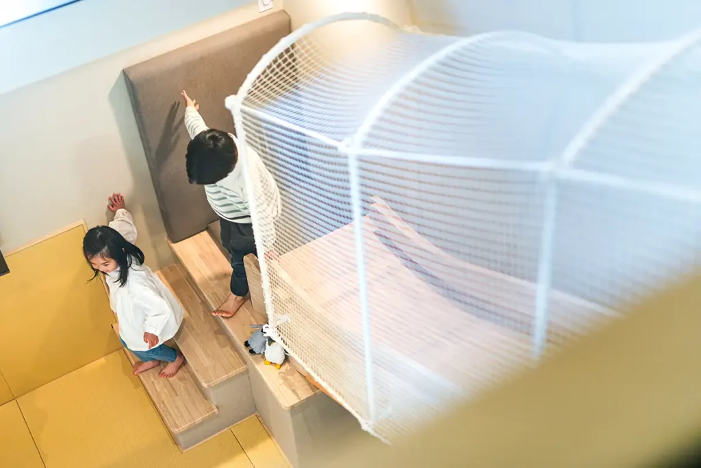 すべり台と遊びの仕掛け