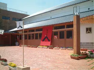 雰囲気のある蔵造りの展示館