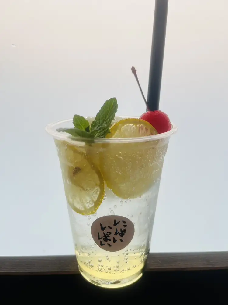 一杯のはちみつレモンのクリームソーダ