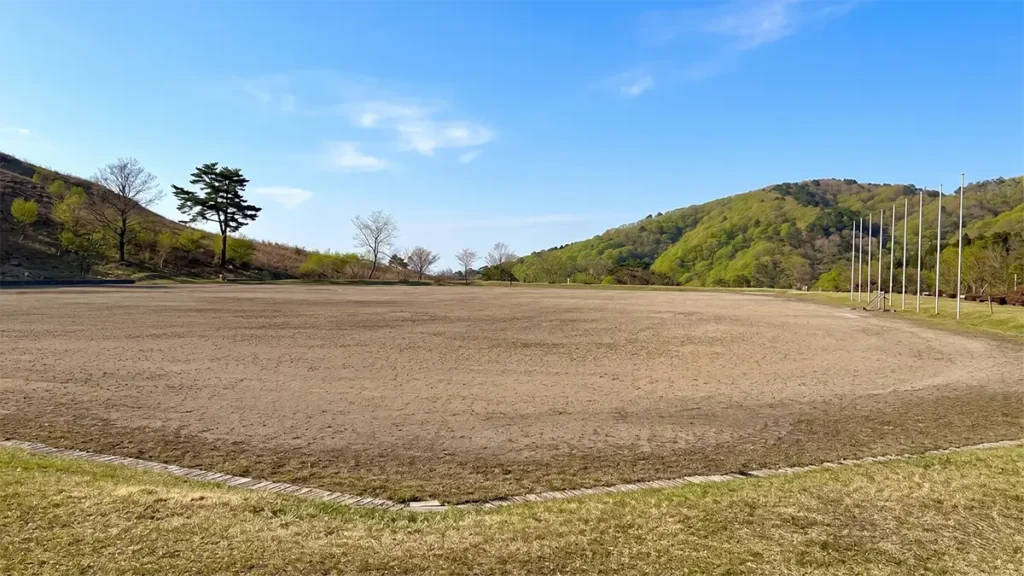 深入山のふもと、山々に囲まれたグラウンド