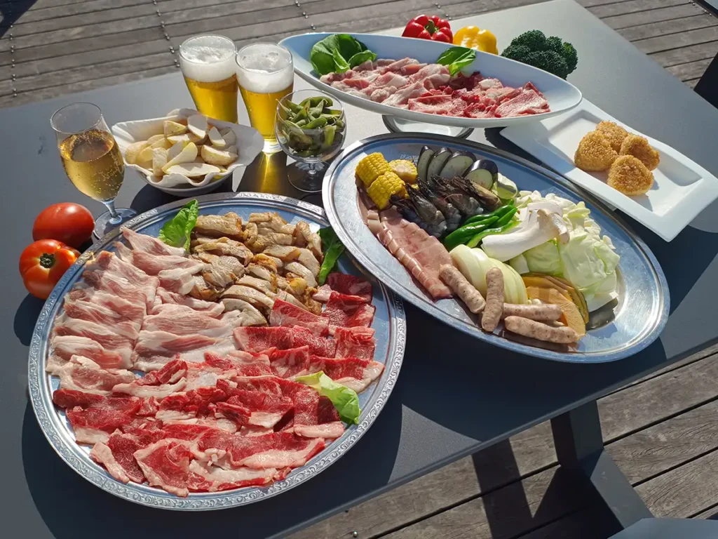 開放感あふれるシーサイドデッキで楽しむBBQ。