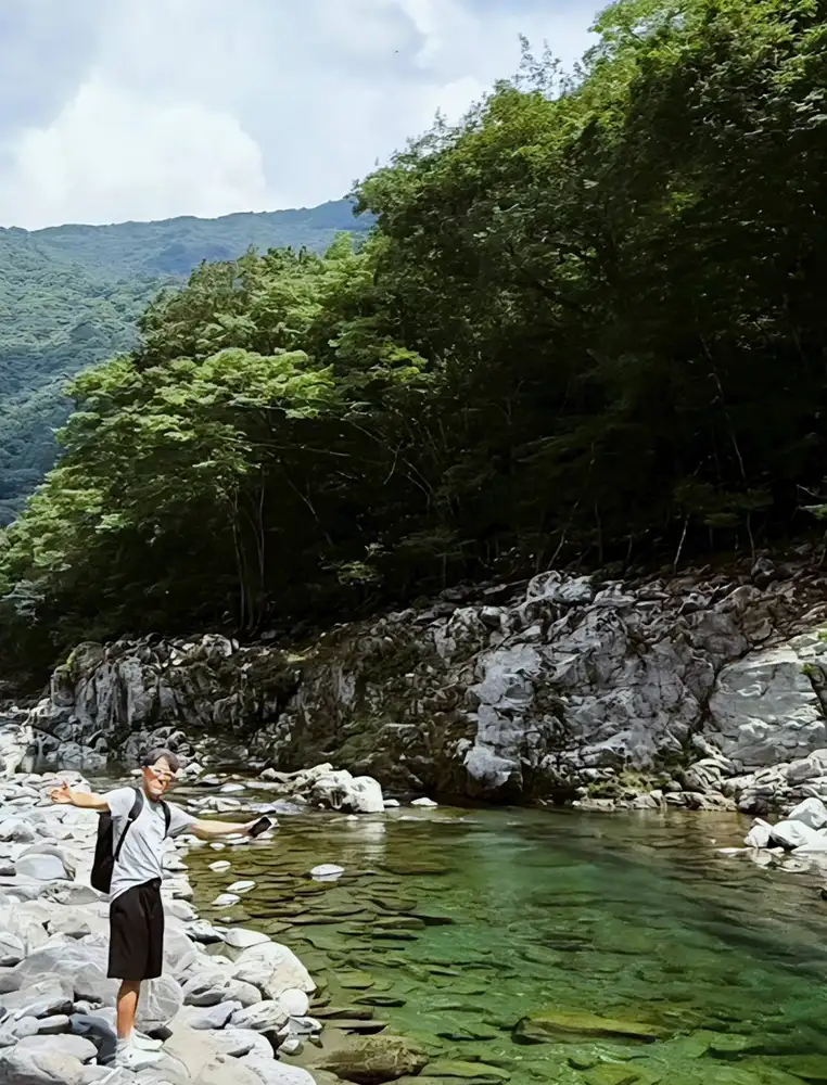 グランピングのある山々を渓流が駆け抜ける