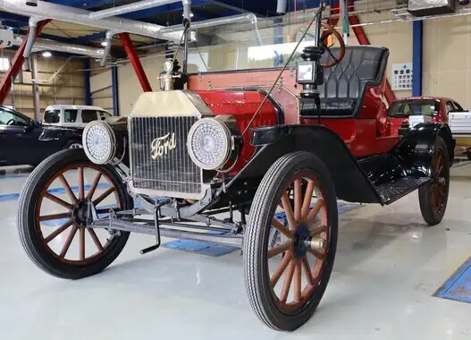 約110年前の米国製旧車「T型フォード」も来園
