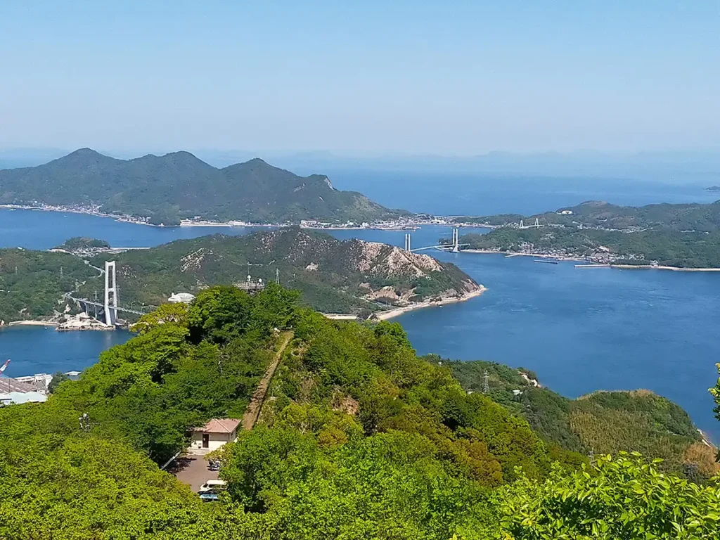 橋で結ばれた、上島町の四つの島を望む。積善山展望台から