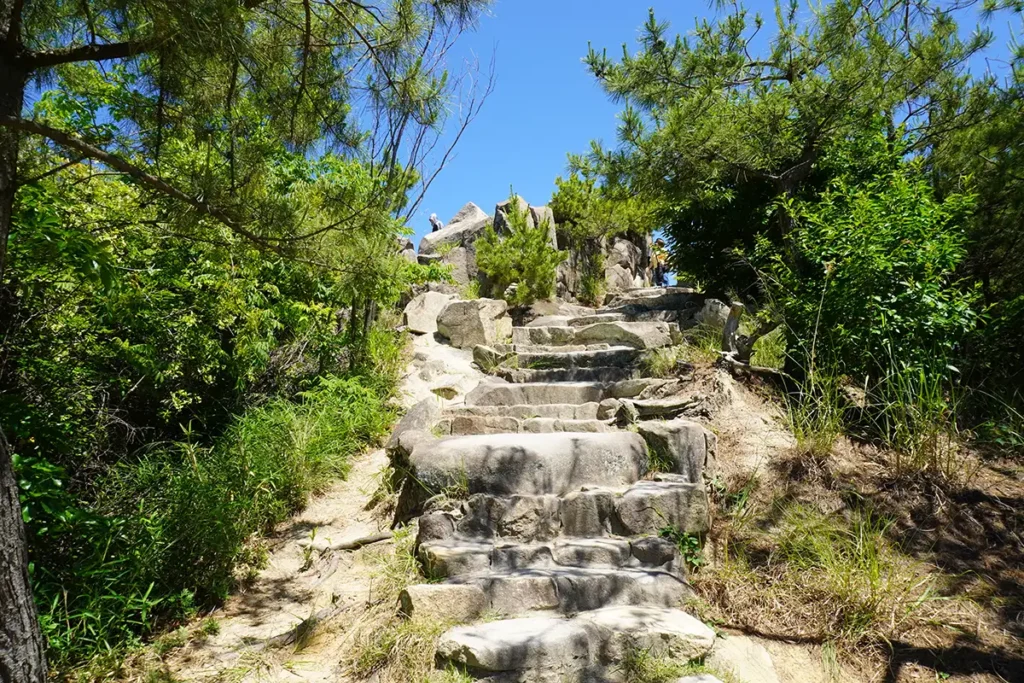 鍾秀峰(山頂展望台)への道