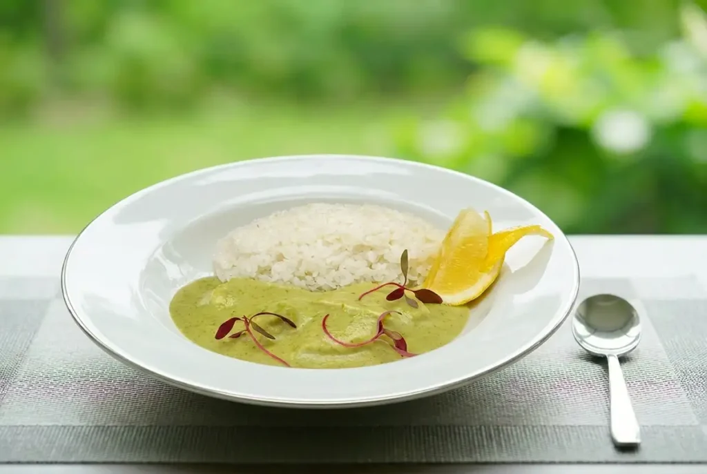 広島レモンと広島県産ハーブ鶏のグリーンカレー(イメージ)