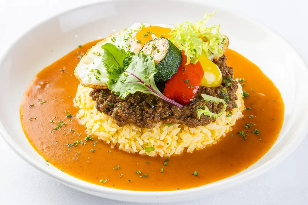 キーマカレーとバターカレー 目玉焼きと揚げ野菜添え