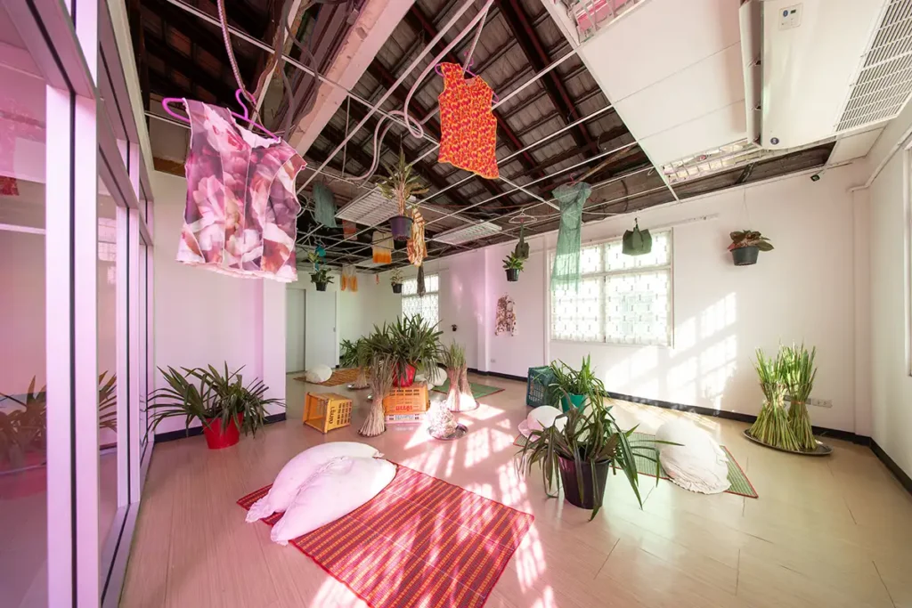 Installation view of Iike the sun, i love the sky (เสน่หานิรันดร์), 2025, Morning Market Room　 Courtesy of the artist