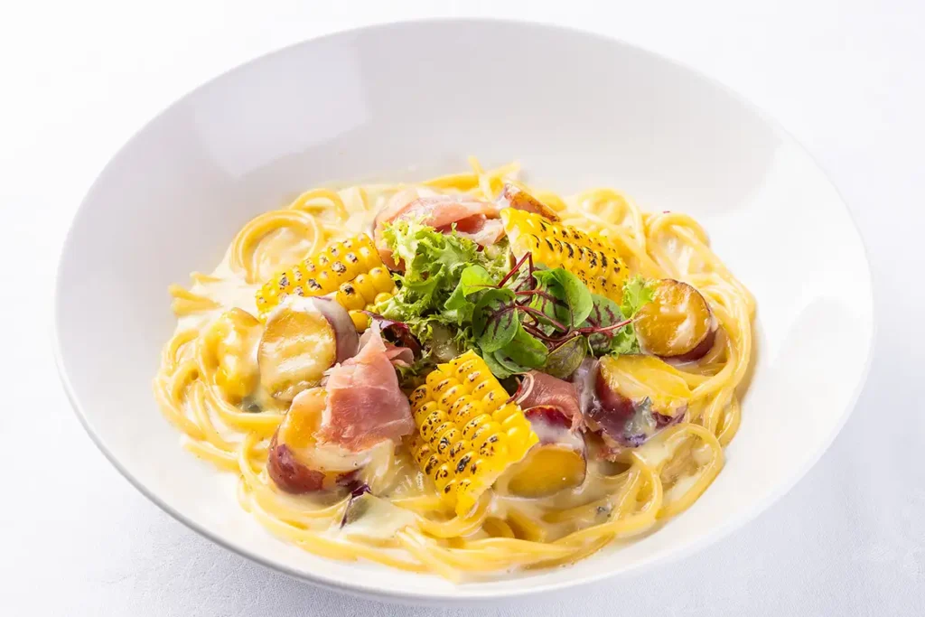 ブルーチーズとさつまレモンのクリームパスタ　焼きとうもろこしとプロシュート添え