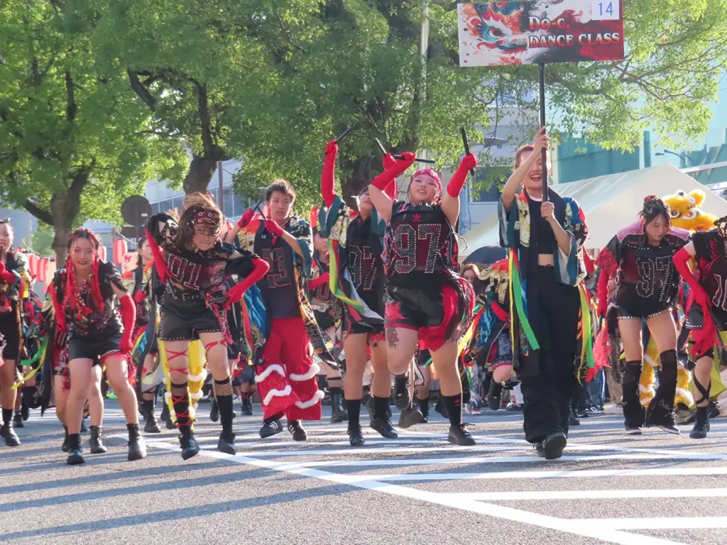 市民総出で踊る迫力満点の「おんまく踊り」