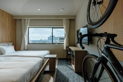客室一例／2名でもゆったり過ごせるツインタイプ。自転車2台も持ち込み可能。