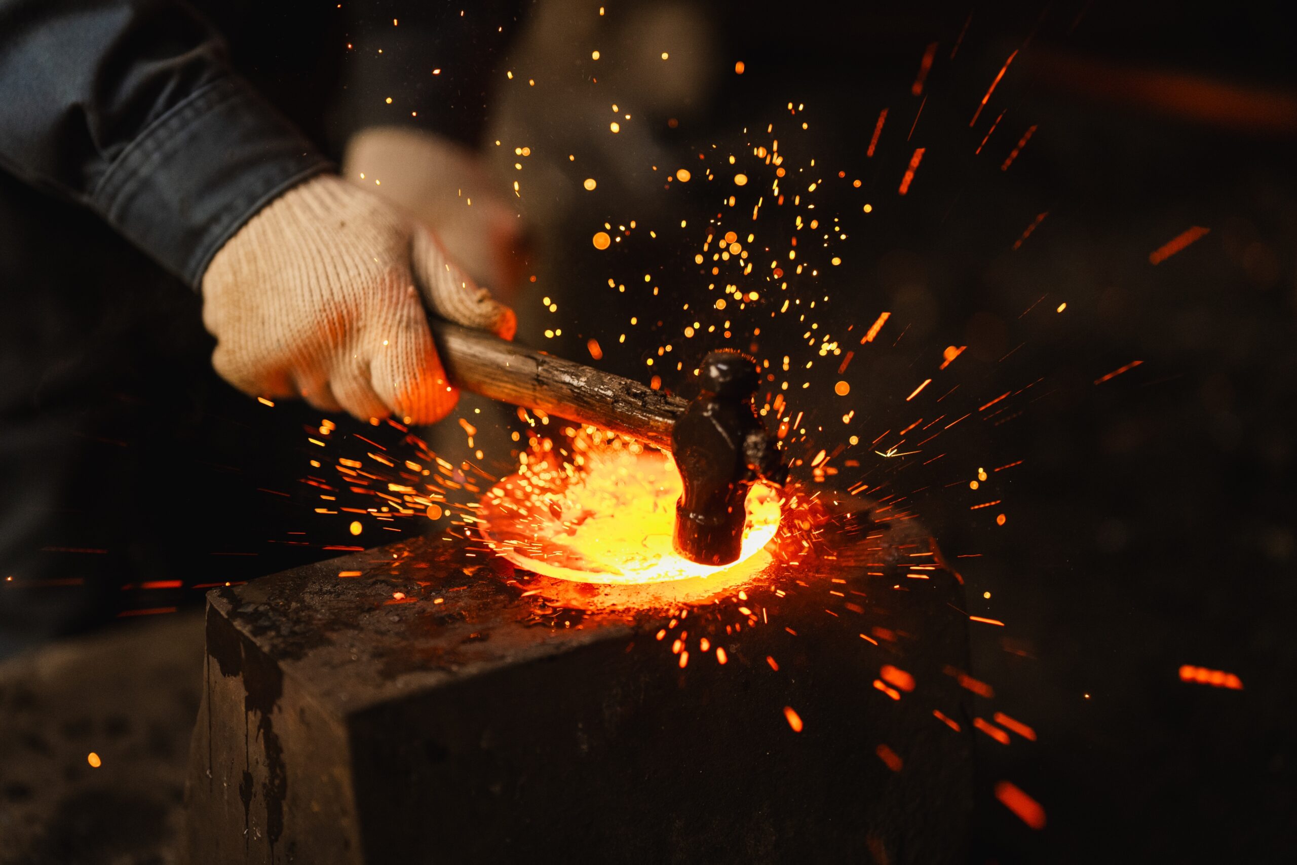 「神聖な鍛冶場で打つ、一生モノの鍛造トレイづくり体験」開催