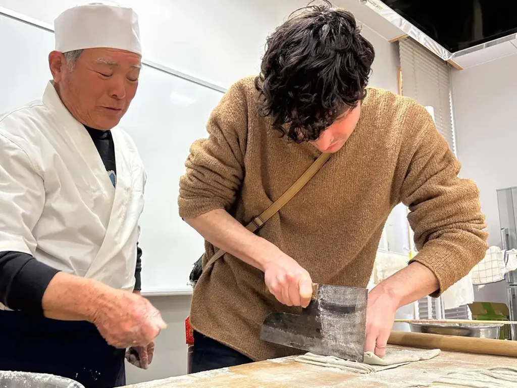海外旅行者に手ほどきする蕎麦職人