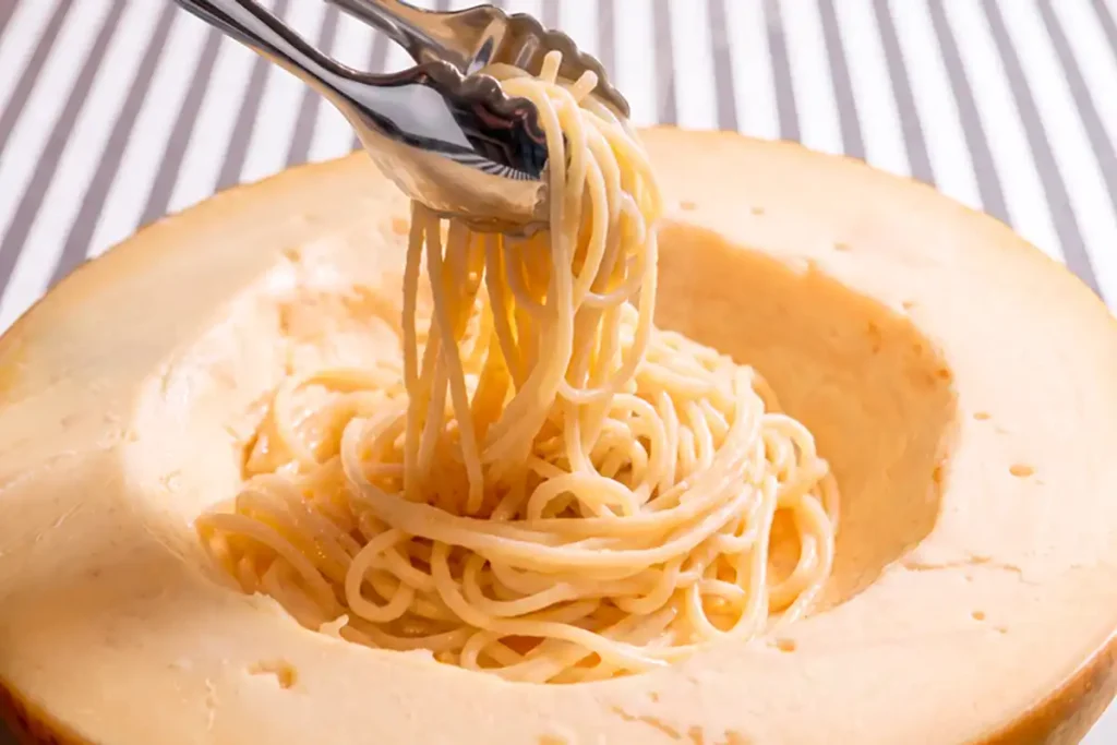 丸ごとパルミジャーノ・レジャーノを使ったチーズパスタ
